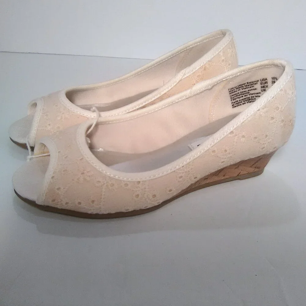American Eagle Kids/Little Girls Wedge Heel Shoes Color Cream Size 10 1/…